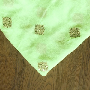 broderie indienne, tissu brodé de paillettes, tissu brodé vert menthe, tissu chinon, motifs de paillettes, tissu sari - HALF YARD - emb075