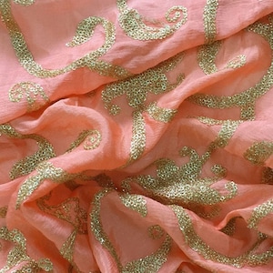 broderie indienne, tissu pêche, broderie florale, motif floral sequin doré, tissu brodé, tissu chinon - HALF YARD - emb042