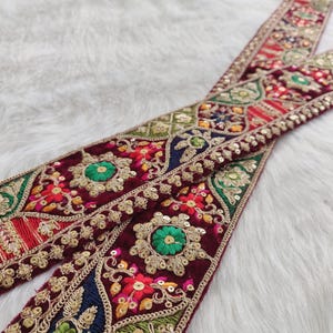 bordowa lamówka, obramowanie sari, indyjska koronka, haft ze złotych nici, haft, cekinowa robota, motyw kwiatowy, rzemiosło, wielokolorowe, aksamit - lace1173