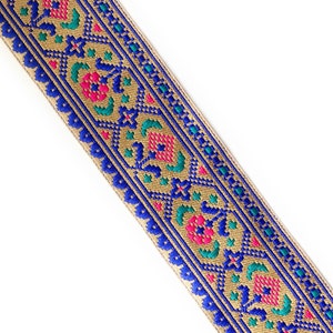 Pode incluir: Trimming com padrão geométrico em dourado, azul, verde e rosa.