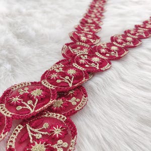 Pizzo indiano, bordo in rete ricamato, bordo in rete color vino, bordo sari, India, ricamo a filo, decorativo, motivi floreali, boho, paillettes - lace1116