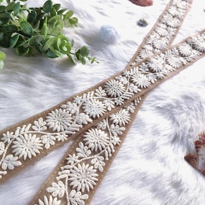 Dentelle indienne, bordure brodée, bordure beige, bordure sari, Inde, fil blanc, décoration, motif floral, bohème, artisanat, bricolage - dentelle1095