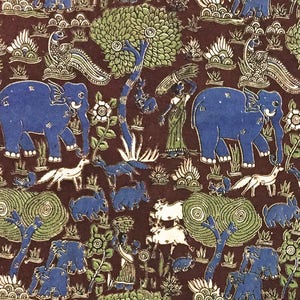 Könnte beinhalten: Ein brauner Stoff mit einem sich wiederholenden Muster aus blauen Elefanten, Pfauen und anderen Tieren. Der Stoff ist mit grünen und goldenen Akzenten verziert.