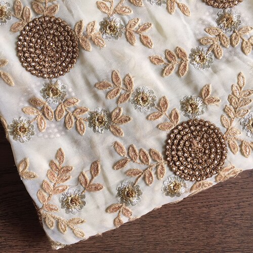 tissu indien, poly Georgette crème, broderie florale dorée, confection de robes, tissu brodé, embellissements - DEMI-yard - emb029