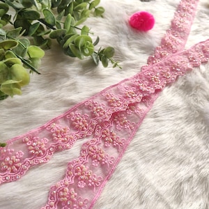 Renda indiana, bordar borda de rede, acabamento rosa bebê, borda de sari, trabalho com linha, miçangas, motivos florais, boho, artesanato, renda por metro - lace1131