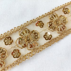 Indiase versiering, verfraaid met opeenvolging, gouden rand, gouden kant, bloemen, sareekant, ambachtelijk kant, huisdecorkant, geborduurde rand - Lace881
