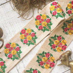 roze gele en groene bloemen op lichtbeige kant, boho trim, geborduurd kant, Indiase kant, bloemenrand, saree lint, kleurrijk - Lace369