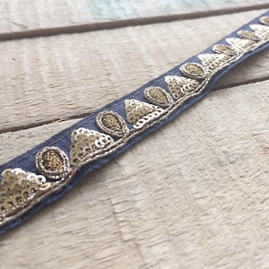 borda saree, renda azul cinza, padrão geométrico dourado, embelezado com lantejoulas, renda indiana, acabamento em tecido indiano, rendas geométricas - Lace452