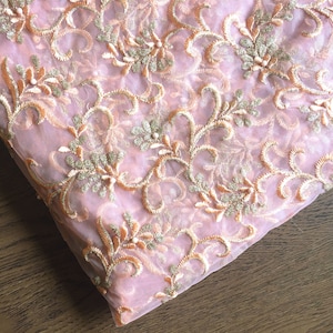 bestickter Stoff, rosa Netzstoff, pfirsichfarbenes Garn, goldene Paillettenstickerei, indische Stickerei - HALF YARD - emb206