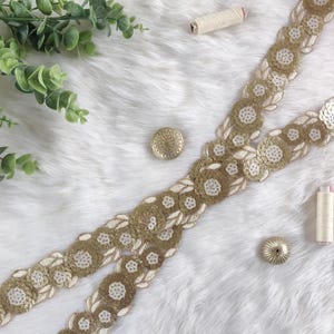 Indiaas kant, gebroken wit, gouden rand, bloemen, op maat knippen, knutselen, doe-het-zelf, gouden borduurwerk, decoratief, pailletten, BOHO-versiering - Lace1214