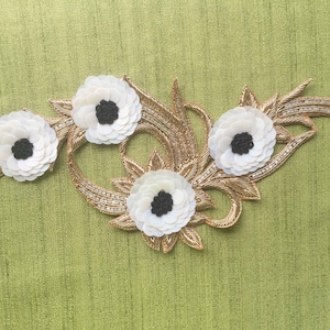 花のモチーフ、金の刺繍、インド刺繍パッチ、装飾アップリケ、白、スパンコール、装飾、ビーズ、糸細工 - 1 個 - mtf323