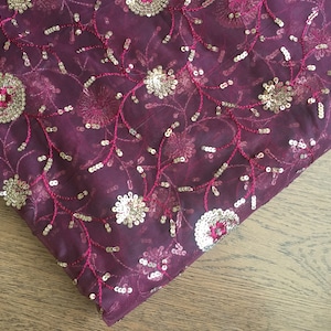 刺繍生地、インドのネット/メッシュ生地、花のモチーフ、スパンコール装飾、ワインとゴールドの生地 - ハーフヤード - emb172