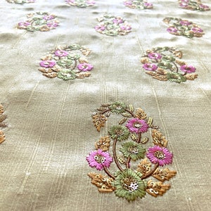 Indischer Stoff, beiger Stoff, Paisley-Motive, Stickerei, Kleiderstoff, Meterware, Deko, Paillettenstickerei - HALF YARD - emb238