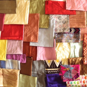 Può includere: Una collezione di campioni di tessuto in vari colori e motivi, tra cui colori solidi, stampe floreali e disegni geometrici. I campioni sono disposti in uno schema casuale su una superficie bianca.