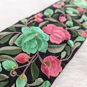 Bordure indienne, dentelle par mètre, fil tricoté, bordure sari, bordure noire, broderie, création artisanale, décorative, motif floral, vert et rose- dentelle1205