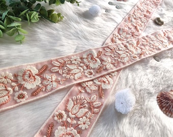 ピンクホワイトの花柄刺繍トリム：ラクノウィチカンカリレース、インド