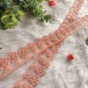 Renda indiana, bordar borda de rede, acabamento em pêssego, borda de sari, trabalho com linha, miçangas, motivos florais, boho, artesanato, renda por metro - lace1129