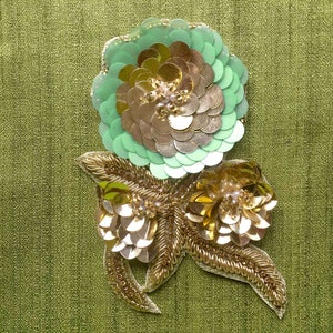 花のモチーフ、工芸装飾、インドのアップリケ、縫製パッチ、刺繍、スパンコール、ゴールド、グリーン、手作り、スクラップブッキング - 1 個 - mtf296