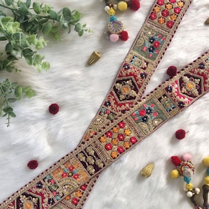 Ribete de vino, borde de sari, encaje indio, trabajo con hilo dorado, bordado, trabajo con lentejuelas, motivo floral, artesanía, encaje cortado a medida, multicolor - lace1170