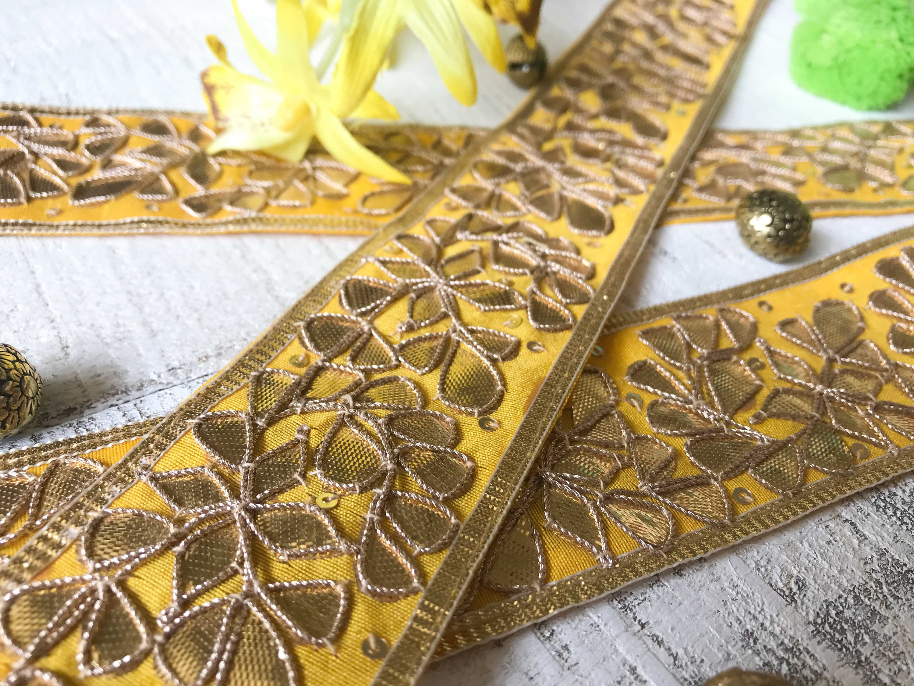 ホワイト 抱っこ紐 孔雀の目刺繍