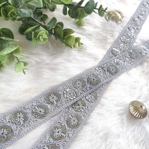 geborduurde randen, grijze rand, Indiaas kant, decoratie met pailletten, decoratief, bloemen, Indiase rand, sarirand, handwerk, handwerk, met pailletten - kant1056