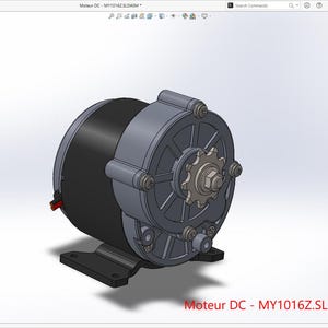 Op de afbeelding: Een 3D-weergave van een DC-motor, met een zwarte cilindrische behuizing en een grijze behuizing met een tandwiel. De motor is gemonteerd op een zwarte basis. Tekst op de afbeelding luidt "Moteur DC - MY1016Z.SLDASM."