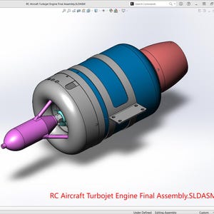 Puede incluir: Una representación 3D de un montaje final del motor turbojet de un avión RC. El motor presenta un cuerpo gris con detalles en azul y plata, un componente de combustible rosa y una boquilla de escape roja. El texto "RC Aircraft Turbojet Engine Final Assembly.SLDASM" es visible.