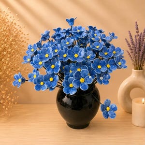 Handgefertigte blaue Keramikblume, kunstvolle Keramikdekoration mit Blumenmotiven | Vergissmeinnicht