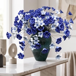 Handgjorda blå keramiska blommor, hantverksmässig blomdekor