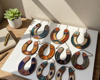 Handcrafted Stained Glass Horseshoe Suncatcher – Western Window Decor, Lucky Charm Accent