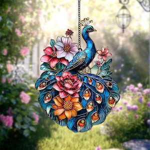 Elegante pauw met bloemen acryl zonnevanger – Faux glas-in-loodraam hangend met juweelkleurige veren, tuindecor voor natuurliefhebbers