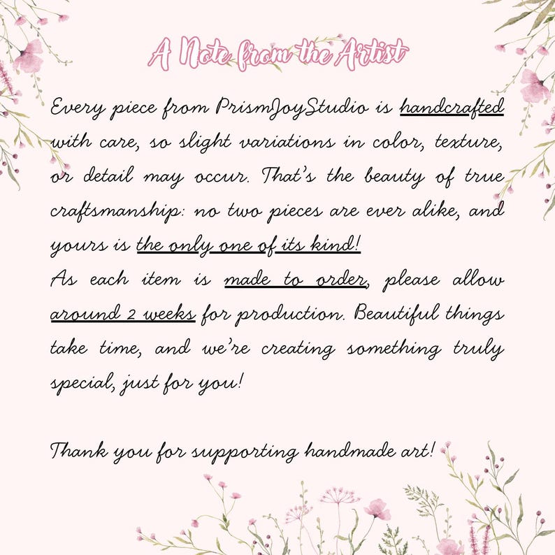 Puede incluir: Un fondo rosa claro con detalles florales y texto que dice "A Note from the Artist". El texto describe art&iacute;culos hechos a mano de PrismJoyStudio, enfatizando variaciones &uacute;nicas y un tiempo de producci&oacute;n de 2 semanas.