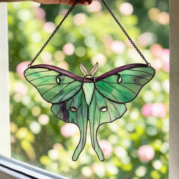 Atrapasueños artesanal de polilla luna en vidrieras – Arte para ventanas con insectos en tonos verde y morado