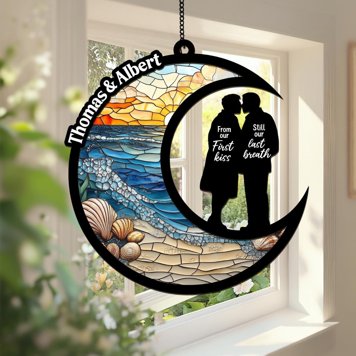 Personalisierter LGBTQ Paar Suncatcher - Benutzerdefinierte Faux Glasmalerei Sichelmond Fensterschmuck, Pride Love Geschenk