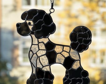 手作りステンドグラスのプードルサンキャッチャー：気まぐれな犬の装飾