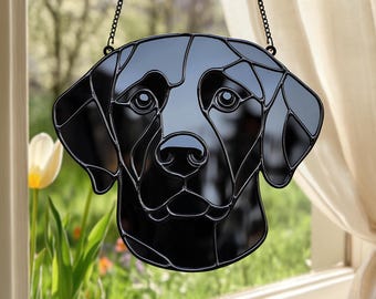 Op maat gemaakte glas-in-lood raamhanger met afbeelding van een zwarte Labrador – een gedenkgeschenk voor uw hond.