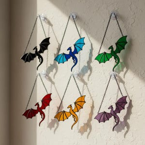 手作りのステンドグラス製ドラゴンのサンキャッチャー - ファンタジー風の窓掛けアート - 神話上の生き物のホームデコレーションギフト