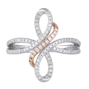 Può includere: Un anello in argento e oro rosa con un design a nodo infinito tempestato di diamanti.