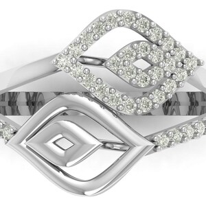 Puede incluir: Un anillo de plata con un diseño de doble hoja engastado con pequeños diamantes.