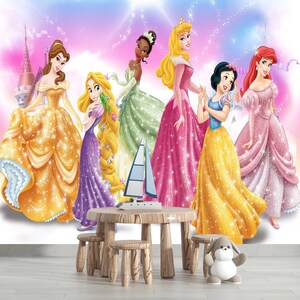 以下が含まれることがあります： カラフルなドレスを着た6人のアニメーションのプリンセスが描かれた壁画の前に、木製のテーブルとスツール、そしてぬいぐるみが置かれています。プリンセスたちは、城のシルエットが浮かぶピンクと青の背景を背に、さまざまなポーズをとっています。