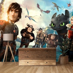 Puede incluir: Un mural temático de Cómo entrenar a tu dragón con personajes de la película animada. El mural incluye una cómoda de madera, una lámpara de pie y una planta en maceta. El fondo representa un paisaje montañoso con dragones volando.
