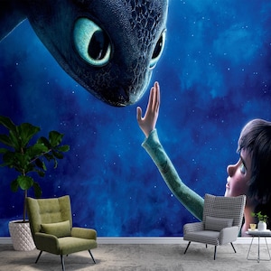 Puede incluir: Impresión de arte digital que representa un dragón y una persona tocándose. El dragón es azul oscuro con grandes ojos verdes, sobre un fondo azul estrellado. La persona lleva una camisa verde de manga larga.