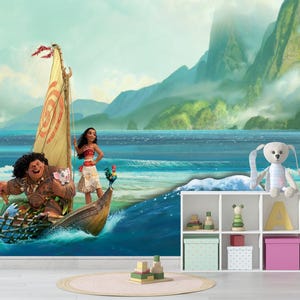 Puede incluir: Un mural vibrante con personajes de la película animada Moana navegando en un barco. La escena incluye un gran gancho, un cerdo, un gallo y un conejito de peluche en una estantería. El fondo muestra una isla tropical y el océano.
