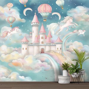 Op de afbeelding: Een grillige illustratie van een sprookjeskasteel met roze torentjes, een regenboogbrug en luchtballonnen die in een dromerige lucht zweven. Eenhoorns worden afgebeeld die door de wolken vliegen en een magische sc&egrave;ne cre&euml;ren.