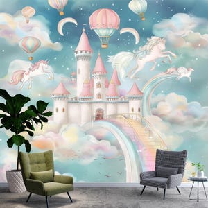 Op de afbeelding: Een fantasierijke muurschildering met een kasteel met roze torens, een regenboogbrug en vliegende eenhoorns. Pastelkleurige luchtballonnen zweven in een dromerige hemel vol wolken en sterren. De sc&egrave;ne roept een gevoel van fantasie en verwondering op.