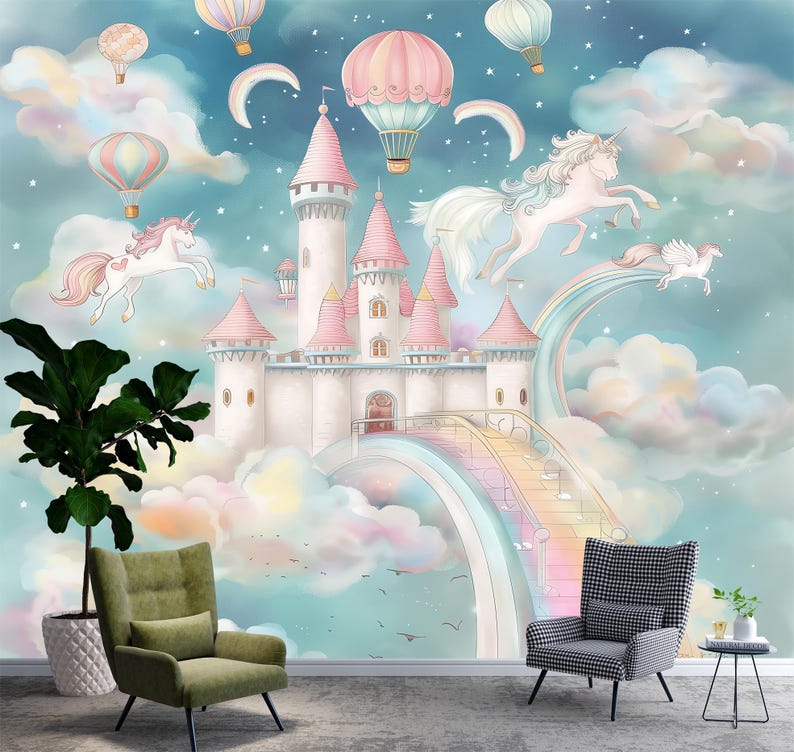 Op de afbeelding: Een fantasierijke muurschildering met een kasteel met roze torens, een regenboogbrug en vliegende eenhoorns. Pastelkleurige luchtballonnen zweven in een dromerige hemel vol wolken en sterren. De sc&egrave;ne roept een gevoel van fantasie en verwondering op.