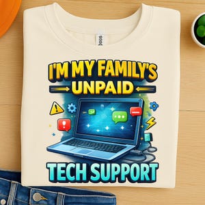 Könnte beinhalten: Cremefarbenes T-Shirt mit dem Text "I'M MY FAMILY'S UNPAID TECH SUPPORT" in Gelb und Türkis. Eine Laptop-Grafik mit Tech-Symbolen befindet sich darunter. Das T-Shirt ist gefaltet.