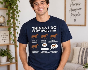 Könnte beinhalten: Ein dunkelblaues Kurzarm-T-Shirt mit dem weißen Text THINGS I DO IN MY SPARE TIME über sechs Illustrationen von braunen Pferden. Der Text unter den Pferden lautet LOOK AT HORSES, RIDE A HORSE, TALK ABOUT HORSES, RESEARCH HORSES, DREAM ABOUT HORSES und THINK ABOUT HORSES.