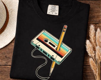 Camiseta unisex con estampado de cinta de casete retro, música vintage, lápiz, rebobinado y nostalgia.