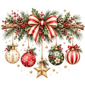 Op de afbeelding: Een kerstdecoratie bestaande uit een houten tak versierd met dennennaalden, hulstbladeren, rode bessen en dennenappels. Een grote gestreepte strik zit in het midden, met vier hangende kerstballen en een gouden ster eronder opgehangen.